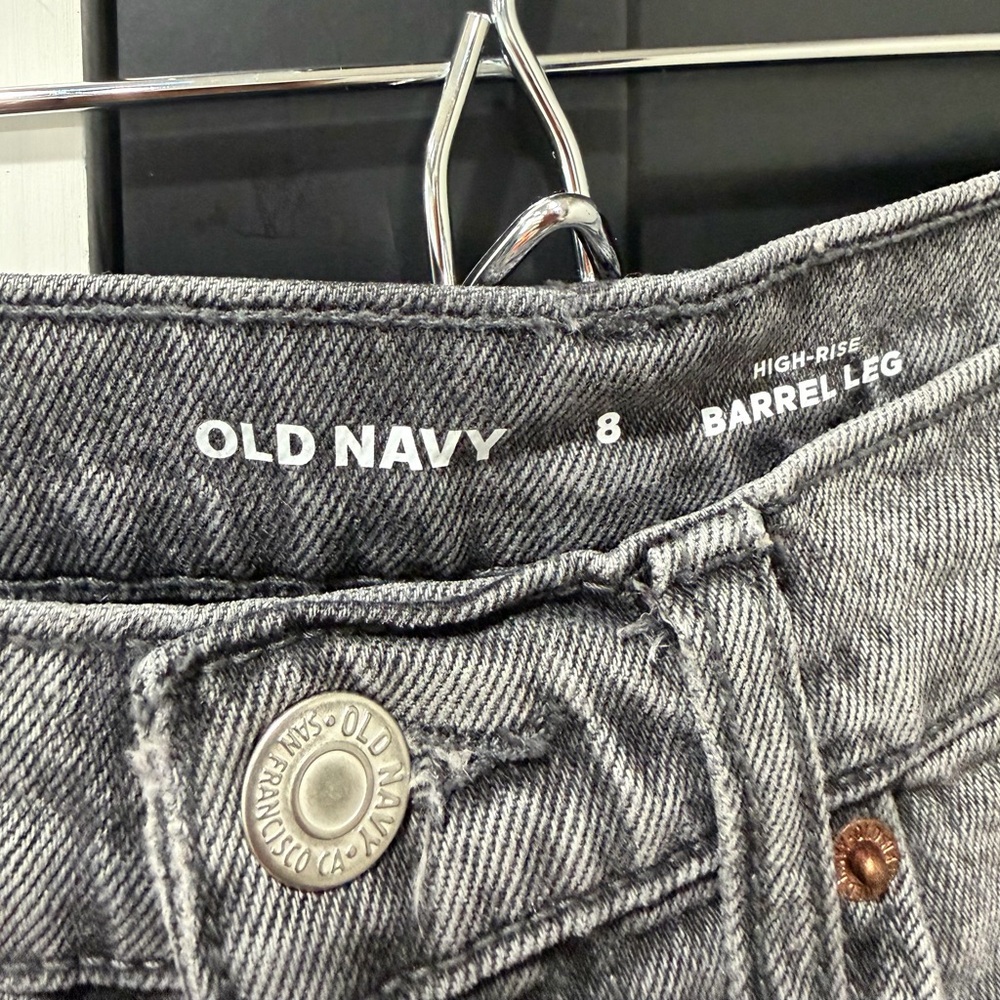 Old Navy Women's High-Rise Barrel Leg Jeans in Black Wash. - Picture 7 of 8
